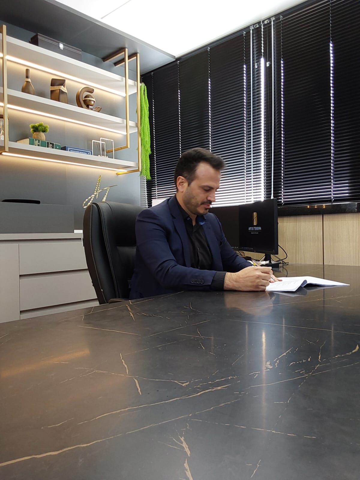 Dr. Artus Teixeira durante atendimento no escritório